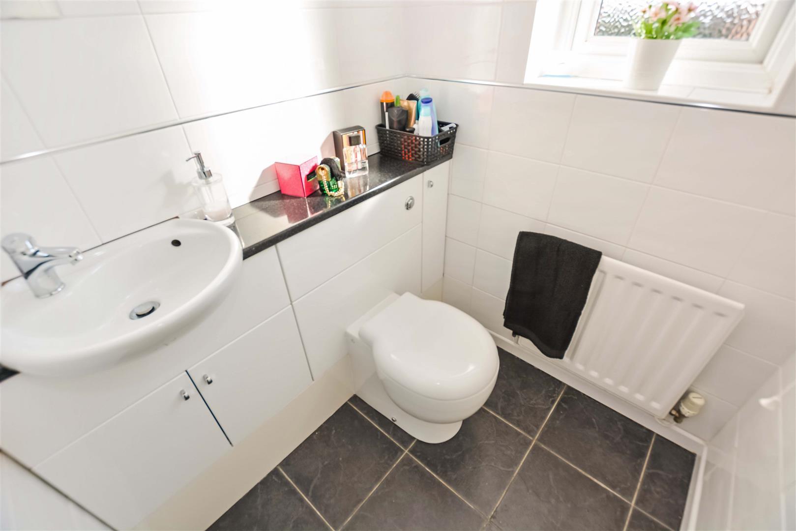 EN-SUITE SHOWER ROOM